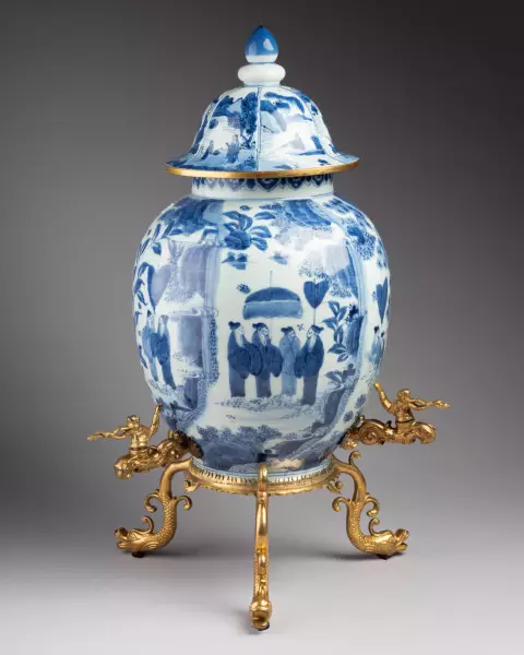 Fontaine à trois robinets en porcelaine du Japon vers 1700