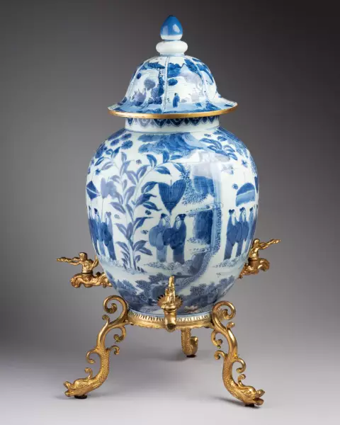 Fontaine à trois robinets en porcelaine du Japon vers 1700