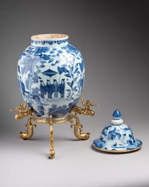 Fontaine à trois robinets en porcelaine du Japon vers 1700