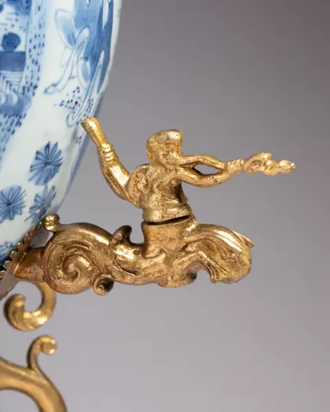 Fontaine à trois robinets en porcelaine du Japon vers 1700