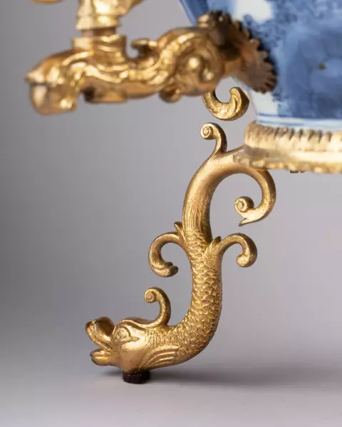 Fontaine à trois robinets en porcelaine du Japon vers 1700