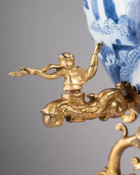 Fontaine à trois robinets en porcelaine du Japon vers 1700