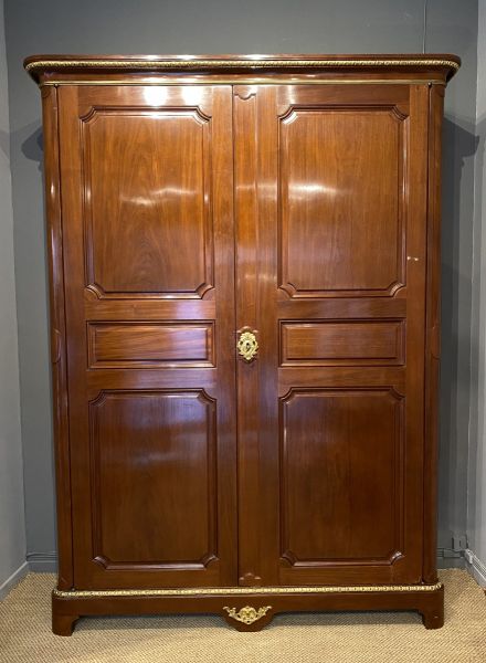 Armoire en acajou massif par J.H Riesener, Paris vers 1770-1775
