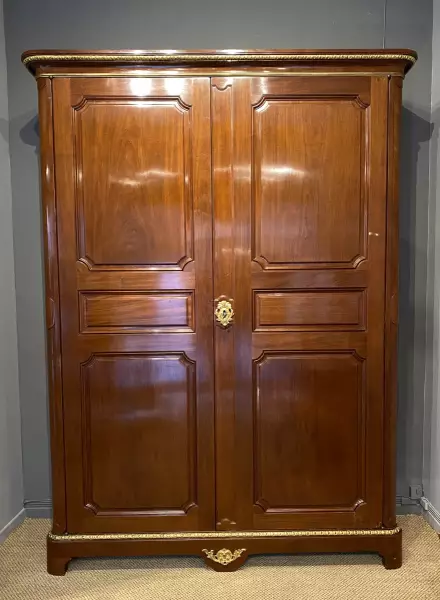 Armoire en acajou massif par J.H Riesener, Paris vers 1770-1775