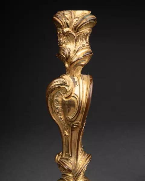 Paire de flambeaux en bronze Meissonnier, Paris vers 1740