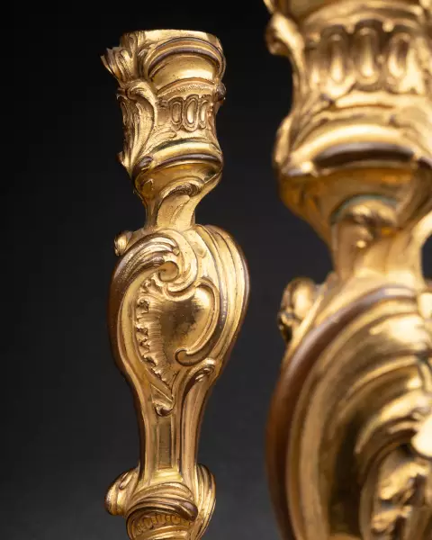 Paire de flambeaux en bronze Meissonnier, Paris vers 1740