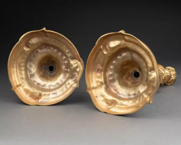 Paire de flambeaux en bronze Meissonnier, Paris vers 1740
