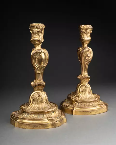 Paire de flambeaux en bronze Meissonnier, Paris vers 1740