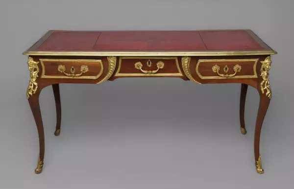 Bureau plat en placage d’amarante , François Lieutaud vers 1730