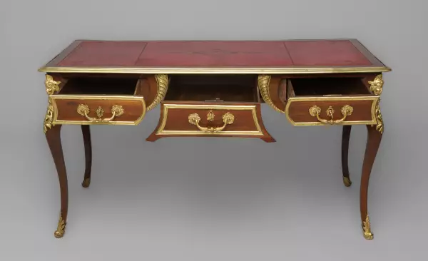 Bureau plat en placage d’amarante , François Lieutaud vers 1730