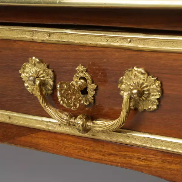 Bureau plat en placage d’amarante , François Lieutaud vers 1730