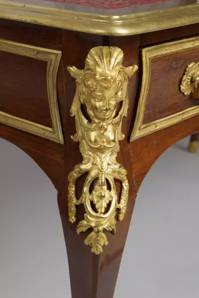 Bureau plat en placage d’amarante , François Lieutaud vers 1730