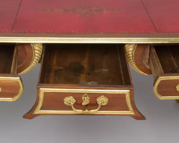 Bureau plat en placage d’amarante , François Lieutaud vers 1730