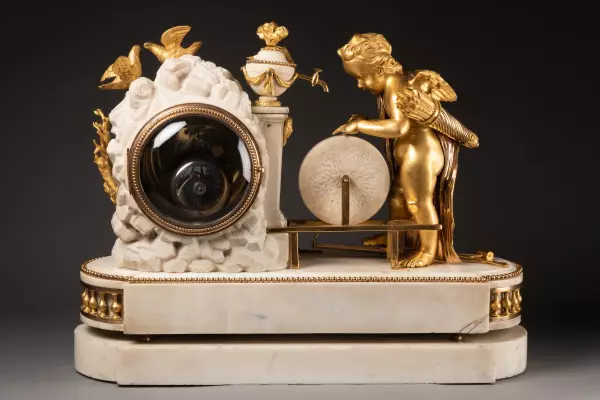 Pendule "Cupidon" en marbre blanc et bronze doré, époque Louis XVI