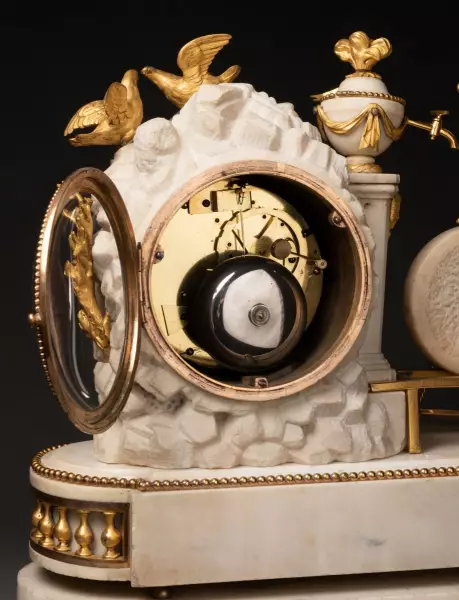 Pendule "Cupidon" en marbre blanc et bronze doré, époque Louis XVI
