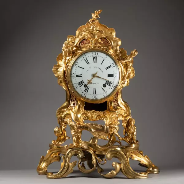 Grande pendule Louis XV en bronze doré « Commedia dell’arte », signée Ches B