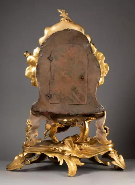 Grande pendule Louis XV en bronze doré « Commedia dell’arte », signée Ches B