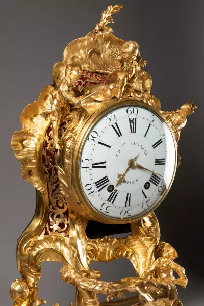 Grande pendule Louis XV en bronze doré « Commedia dell’arte », signée Ches B