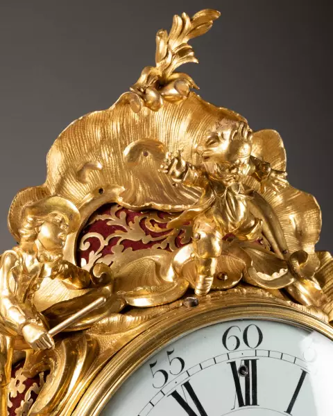 Grande pendule Louis XV en bronze doré « Commedia dell’arte », signée Ches B