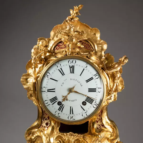 Grande pendule Louis XV en bronze doré « Commedia dell’arte », signée Ches B
