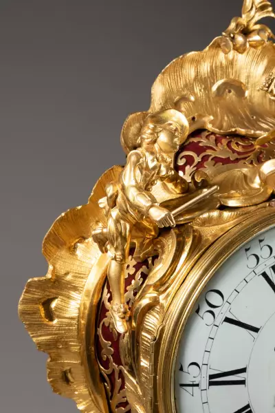 Grande pendule Louis XV en bronze doré « Commedia dell’arte », signée Ches B