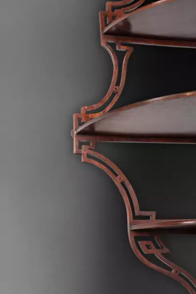 Paire d’étagères de style anglo-chinois en amarante, Paris vers 1765