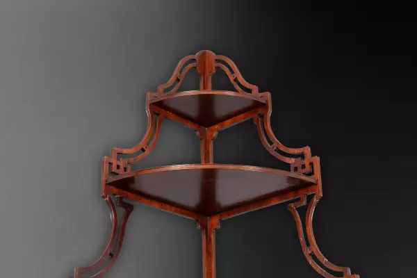 Paire d’étagères de style anglo-chinois en amarante, Paris vers 1765