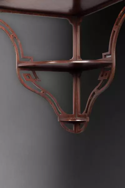 Paire d’étagères de style anglo-chinois en amarante, Paris vers 1765