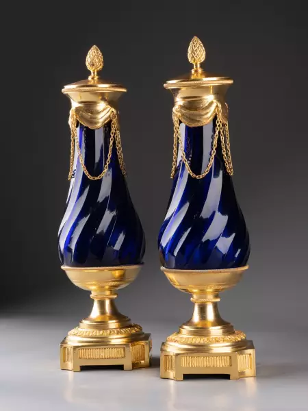 Paire de vases en cristal bleu du Creusot, Paris époque Louis XVI