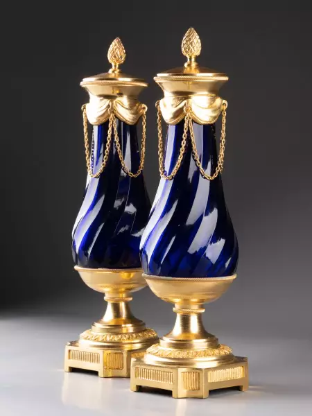 Paire de vases en cristal bleu du Creusot, Paris époque Louis XVI