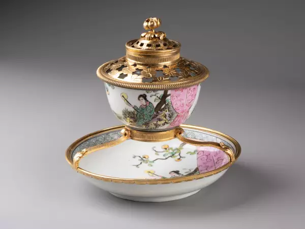 Pot pourri en porcelaine de Chine et bronze doré, Paris vers 1730
