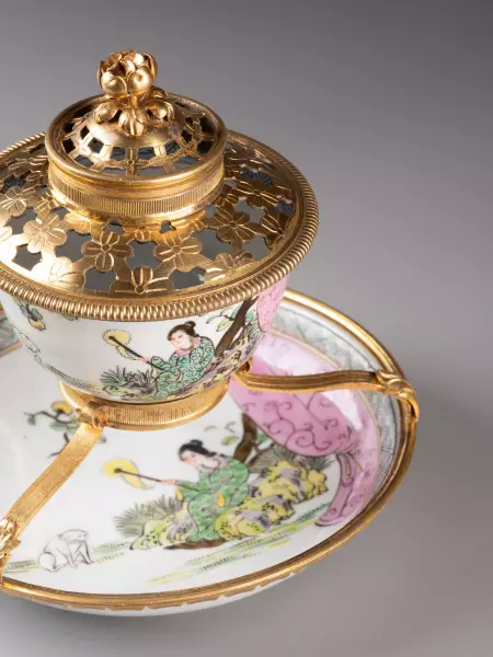 Pot pourri en porcelaine de Chine et bronze doré, Paris vers 1730