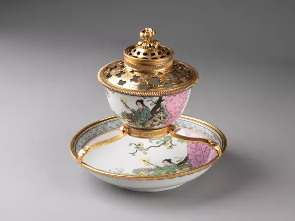Pot pourri en porcelaine de Chine et bronze doré, Paris vers 1730