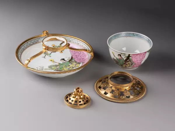 Pot pourri en porcelaine de Chine et bronze doré, Paris vers 1730