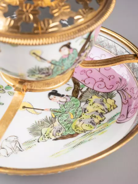 Pot pourri en porcelaine de Chine et bronze doré, Paris vers 1730