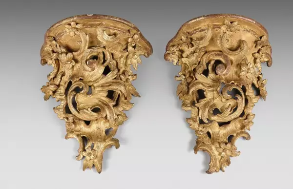 Paire de consoles en bois de chêne doré, Paris époque Louis XV