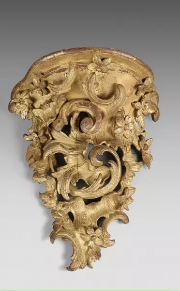 Paire de consoles en bois de chêne doré, Paris époque Louis XV