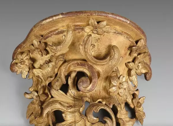 Paire de consoles en bois de chêne doré, Paris époque Louis XV