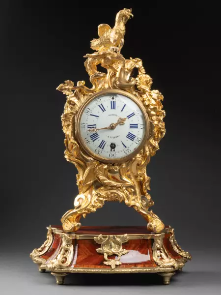 Pendule rocaille à socle en marqueterie, Paris époque Louis XV