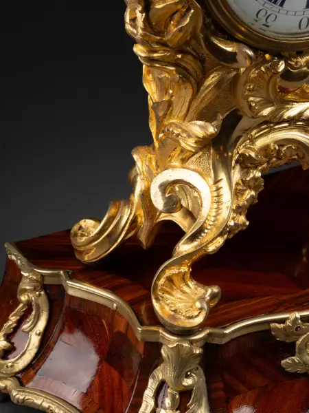 Pendule rocaille à socle en marqueterie, Paris époque Louis XV