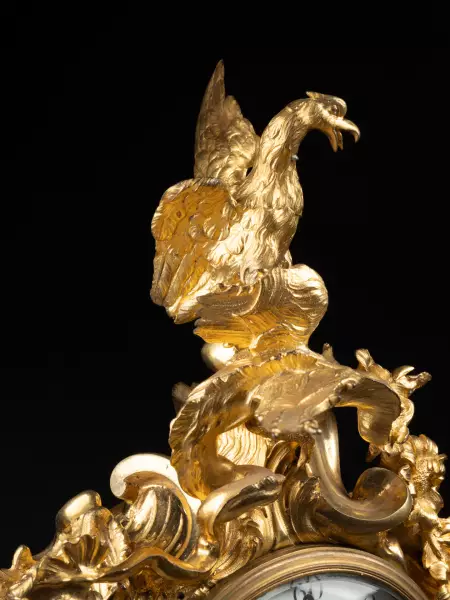 Pendule rocaille à socle en marqueterie, Paris époque Louis XV