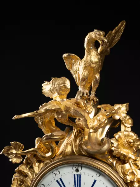 Pendule rocaille à socle en marqueterie, Paris époque Louis XV