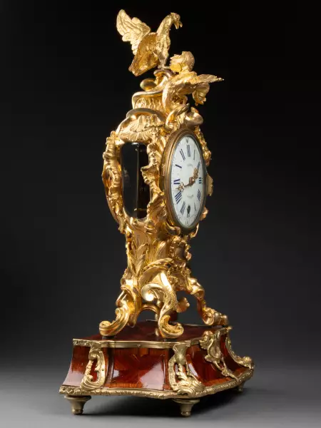 Pendule rocaille à socle en marqueterie, Paris époque Louis XV