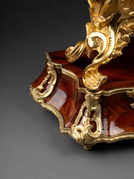 Pendule rocaille à socle en marqueterie, Paris époque Louis XV
