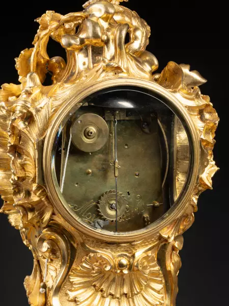 Pendule rocaille à socle en marqueterie, Paris époque Louis XV