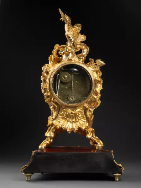 Pendule rocaille à socle en marqueterie, Paris époque Louis XV