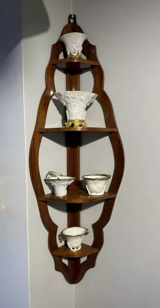 Paire d’encoignures à suspendre en bois de rose, Paris époque Louis XV