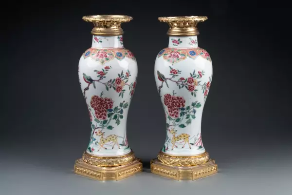 Paire de vases en porcelaine de Chine et bronze doré