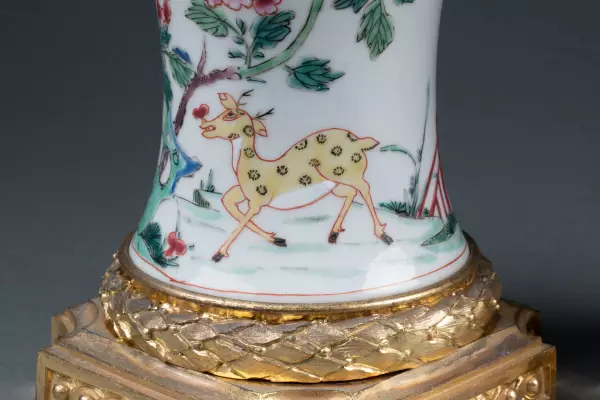 Paire de vases en porcelaine de Chine et bronze doré
