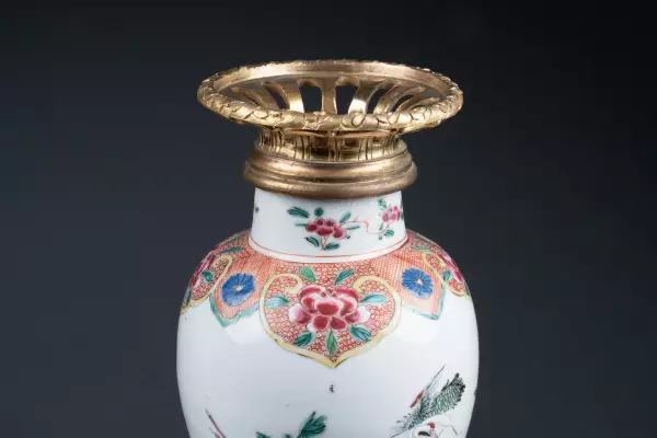 Paire de vases en porcelaine de Chine et bronze doré